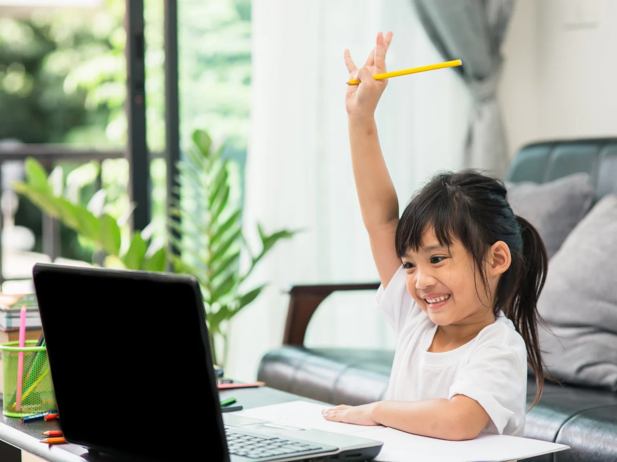 子どもがオンラインで学んでいる様子
