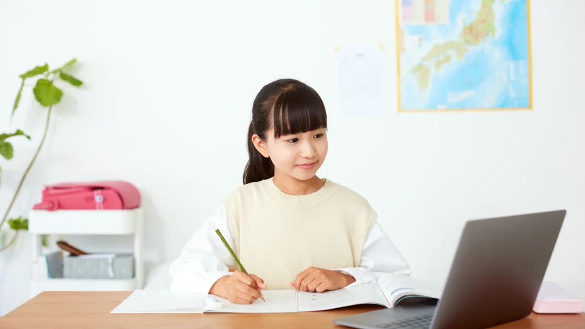 集中して学習する生徒